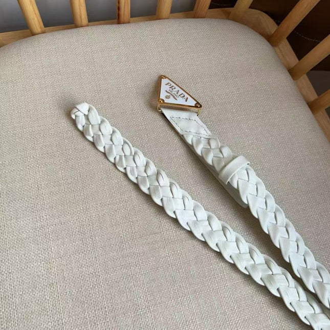 PRA TRIANGLE BELT IN WHITE BRAIDED LEATHER WITH ENAMEL LOGO BUCKLE