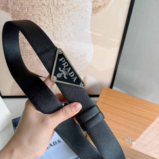 PRA TRIANGLE BELT IN BLACK SAFFIANO LEATHER WITH ENAMEL LOGO BUCKLE