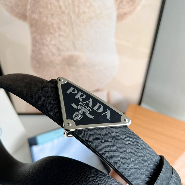 PRA TRIANGLE BELT IN BLACK SAFFIANO LEATHER WITH ENAMEL LOGO BUCKLE