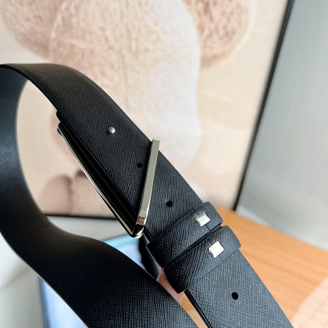 PRA TRIANGLE BELT IN BLACK SAFFIANO LEATHER WITH ENAMEL LOGO BUCKLE