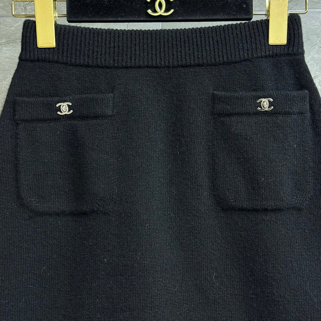 CC ICONIC SKIRT IN BLACK WOOL KNIT WITH FRONT POCKETS