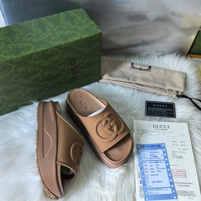 GG SLIDE SANDALS IN CAMEL BROWN RUBBER EMBOSSED LOGO