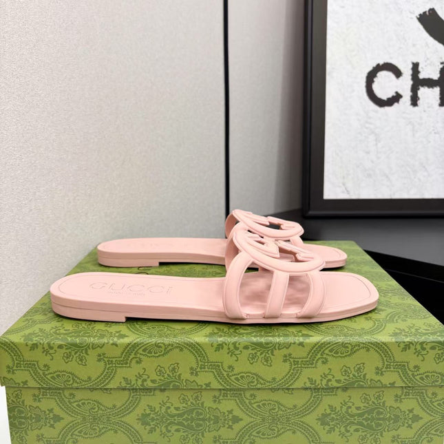 GG SLIDE SANDALS IN PINK RUBBER WITH INTERLOCKING G LOGO DESIGN