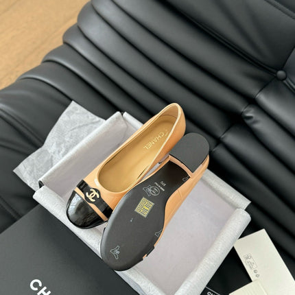 CC CLASSIC PUMPS IN BEIGE AND BLACK CALFSKIN