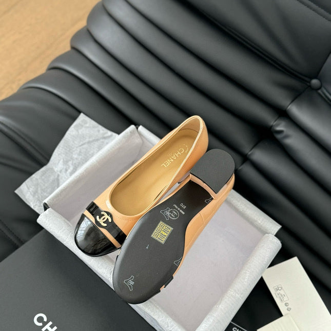CC CLASSIC PUMPS IN BEIGE AND BLACK CALFSKIN