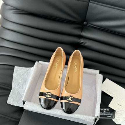 CC CLASSIC PUMPS IN BEIGE AND BLACK CALFSKIN