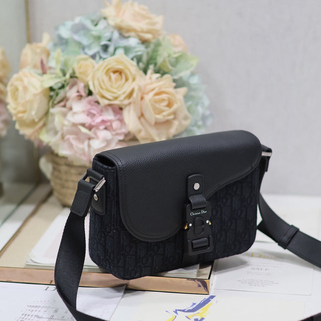 MEDIUM SADDLE MESSENGER BAG IN BLACK OBLIQUE JACQUARD AND BLACK GRAINED CALFSKIN