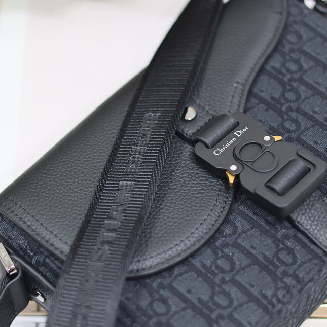 MEDIUM SADDLE MESSENGER BAG IN BLACK OBLIQUE JACQUARD AND BLACK GRAINED CALFSKIN