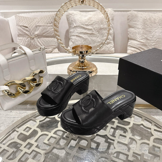 CC EMBOSSED LOGO HIGH HEELS IN BLACK QUILTED CALFSKIN