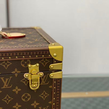 LV MAKEUP CASE 42 IN MONOGRAM PATTERN WITH MIRROR TP2