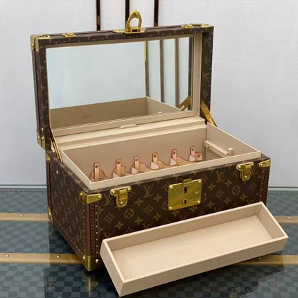LV MAKEUP CASE 42 IN MONOGRAM PATTERN WITH MIRROR TP2