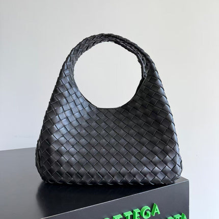 BOTTEGA VENETA  SHOULDER BAG 33 IN BLACK CALFSKIN