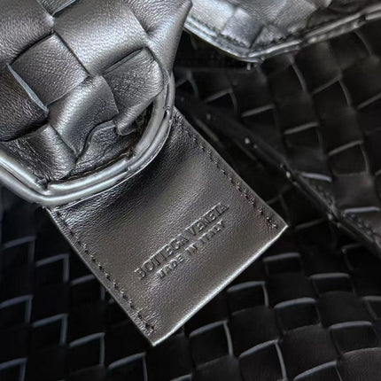 BOTTEGA VENETA  SHOULDER BAG 33 IN BLACK CALFSKIN