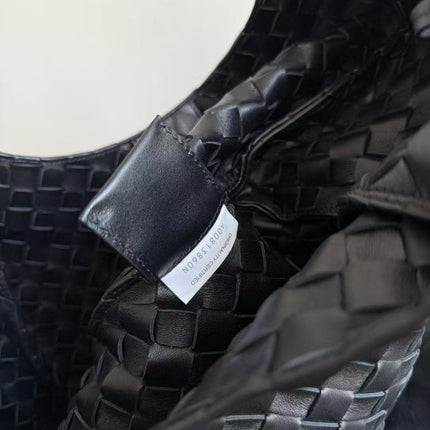 BOTTEGA VENETA  SHOULDER BAG 33 IN BLACK CALFSKIN