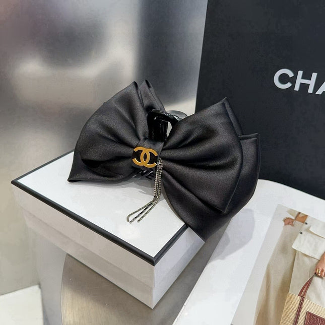 BLACK FABRIC AND RESIN CLAWCLIP GOLD-TONE LOGO