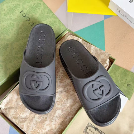 GG EMBOSSED LOGO SLIDE SANDAL IN BLACK RUBBER