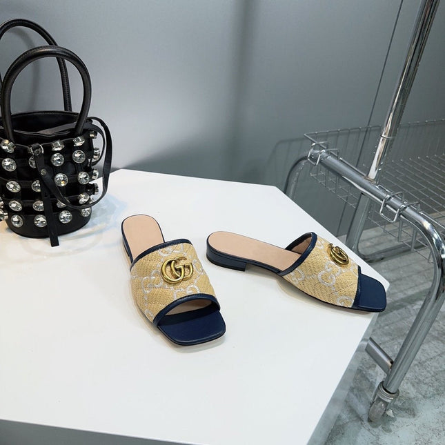 GG MATELASSÉ CANVAS SLIDES WHITE LOGO