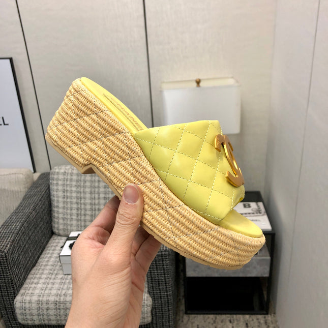 THICK SOLE WEDGE SLIPPERS IN SAND YELLOW LAMBSKIN AND BEIGE RUBBER