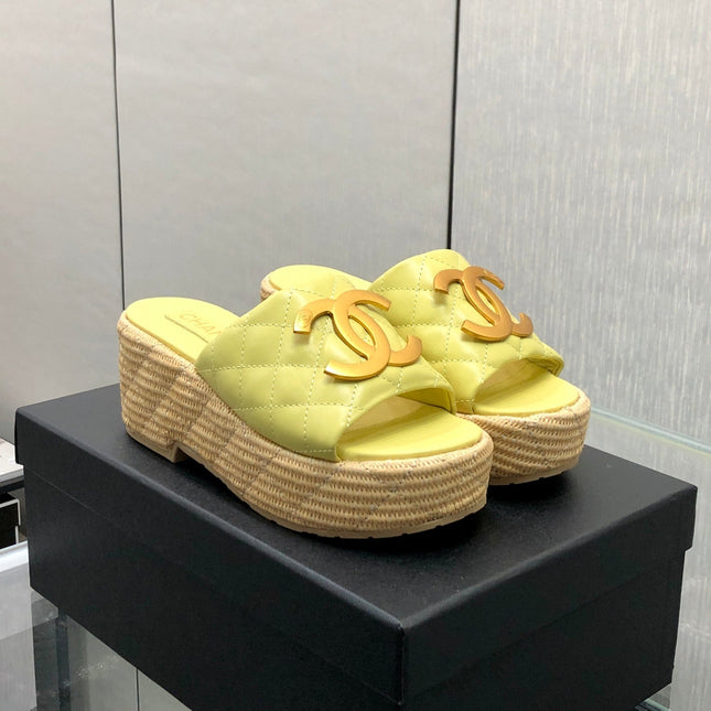 THICK SOLE WEDGE SLIPPERS IN SAND YELLOW LAMBSKIN AND BEIGE RUBBER