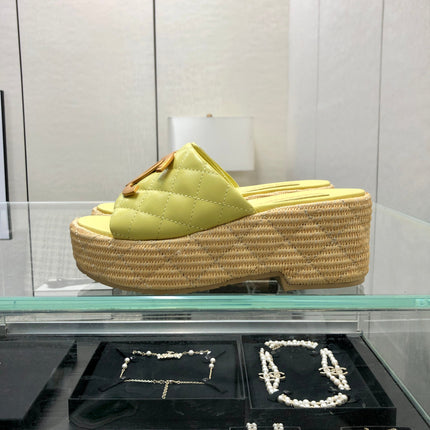 THICK SOLE WEDGE SLIPPERS IN SAND YELLOW LAMBSKIN AND BEIGE RUBBER