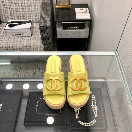 THICK SOLE WEDGE SLIPPERS IN SAND YELLOW LAMBSKIN AND BEIGE RUBBER