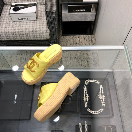 THICK SOLE WEDGE SLIPPERS IN SAND YELLOW LAMBSKIN AND BEIGE RUBBER