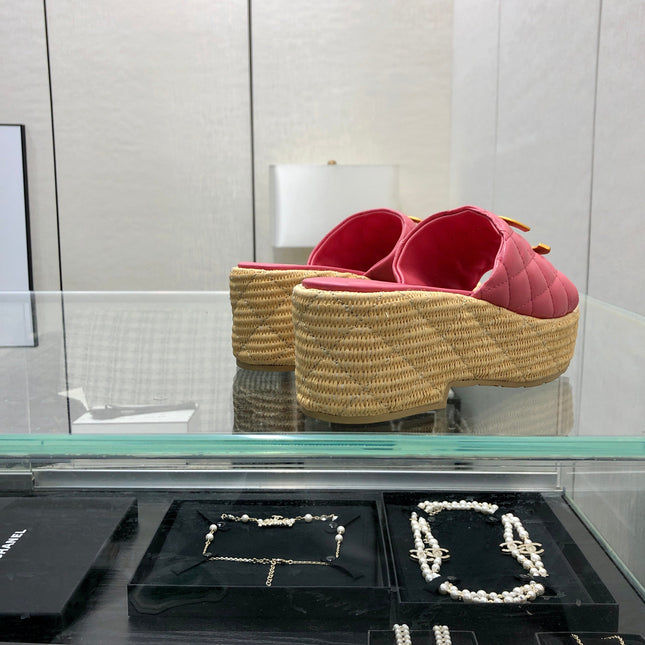 THICK SOLE WEDGE SLIPPERS IN PUNCH PINK LAMBSKIN AND BEIGE RUBBER