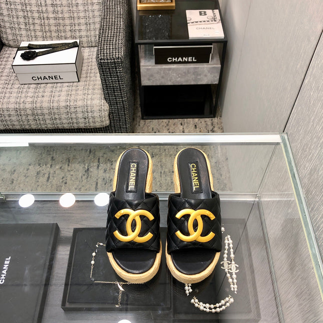 THICK SOLE WEDGE SLIPPERS IN BLACK LAMBSKIN AND BEIGE RUBBER