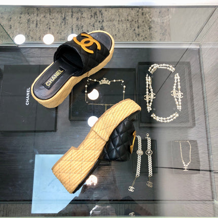 THICK SOLE WEDGE SLIPPERS IN BLACK LAMBSKIN AND BEIGE RUBBER