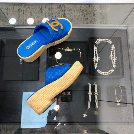 THICK SOLE WEDGE SLIPPERS IN COBALT BLUE LAMBSKIN AND BEIGE RUBBER