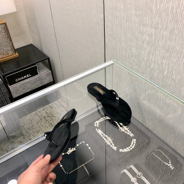 THONG SLIDE IN BLACK SUEDE