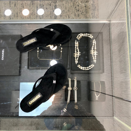 THONG SLIDE IN BLACK SUEDE