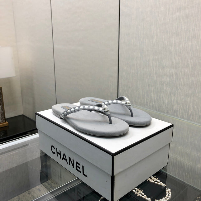 THONG SLIDE IN PALE GRAY SUEDE WITH WHITE DOT