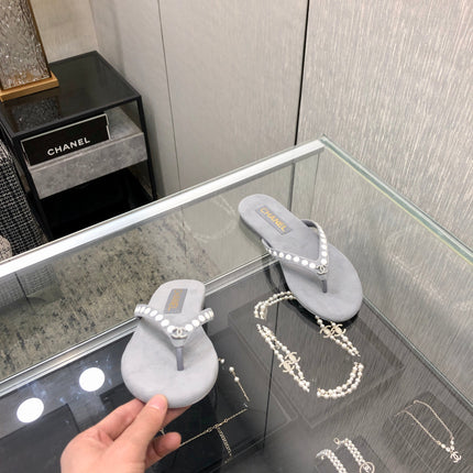 THONG SLIDE IN PALE GRAY SUEDE WITH WHITE DOT