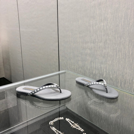 THONG SLIDE IN PALE GRAY SUEDE WITH WHITE DOT