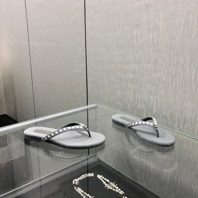 THONG SLIDE IN PALE GRAY SUEDE WITH WHITE DOT