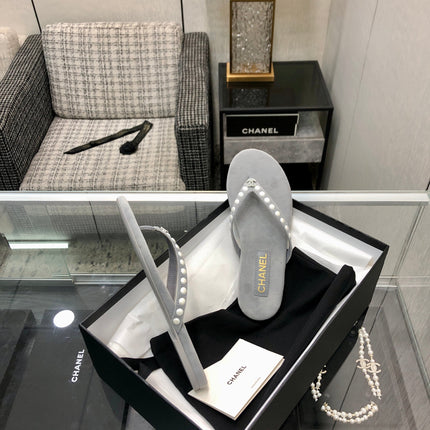 THONG SLIDE IN PALE GRAY SUEDE WITH WHITE DOT