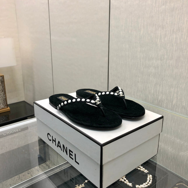 THONG SLIDE IN BLACK SUEDE WITH WHITE DOT