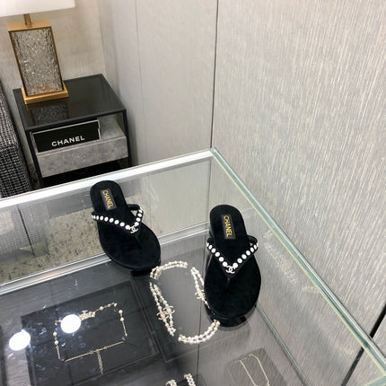 THONG SLIDE IN BLACK SUEDE WITH WHITE DOT