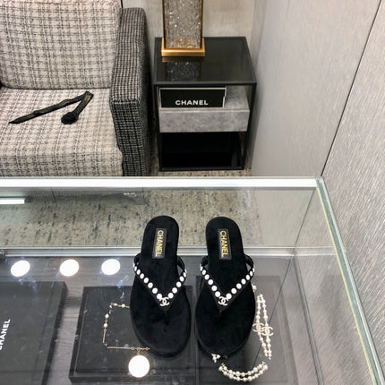 THONG SLIDE IN BLACK SUEDE WITH WHITE DOT