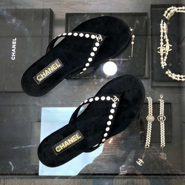 THONG SLIDE IN BLACK SUEDE WITH WHITE DOT