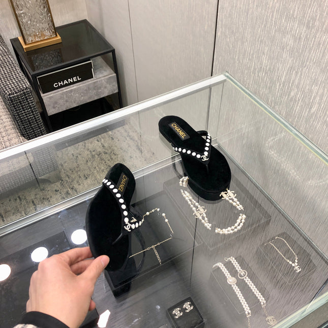 THONG SLIDE IN BLACK SUEDE WITH WHITE DOT