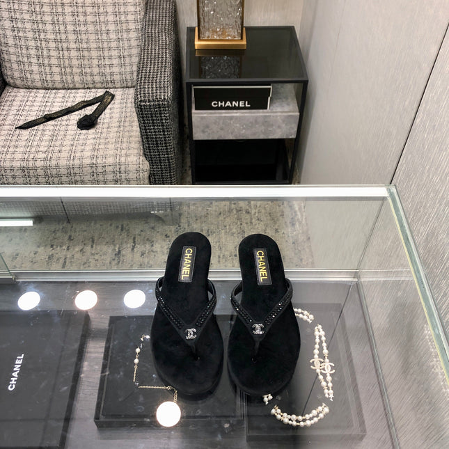 THONG SLIDE IN BLACK SUEDE WITH CRYSTALS