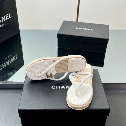 FLIP-FLOPS IN WHITE LAMBSKIN WITH RAFFIA