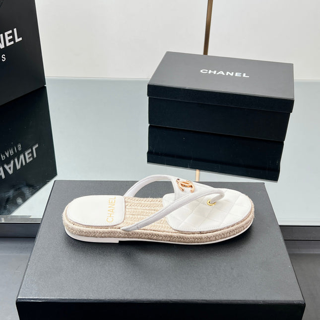 FLIP-FLOPS IN WHITE LAMBSKIN WITH RAFFIA