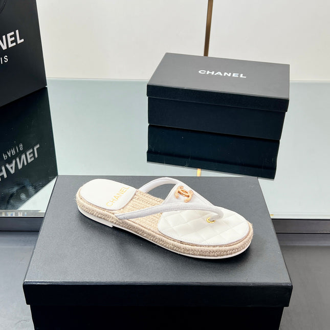 FLIP-FLOPS IN WHITE LAMBSKIN WITH RAFFIA