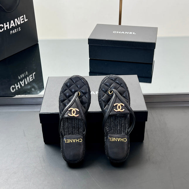 FLIP-FLOPS IN BLACK LAMBSKIN WITH RAFFIA