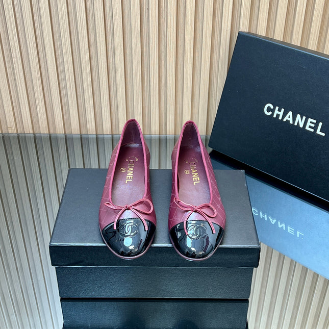 CHANEL 25S BALLET FLATS 20MM IN DEEP PLUM AND BLACK CALFSKIN GLOSSY WITH BOW