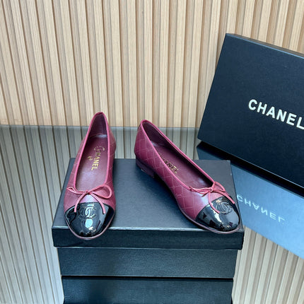 CHANEL 25S BALLET FLATS 20MM IN DEEP PLUM AND BLACK CALFSKIN GLOSSY WITH BOW