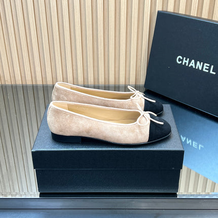 CHANEL 25S BALLET FLATS 20MM IN NUDE AND BLACK SUEDE WITH BOW